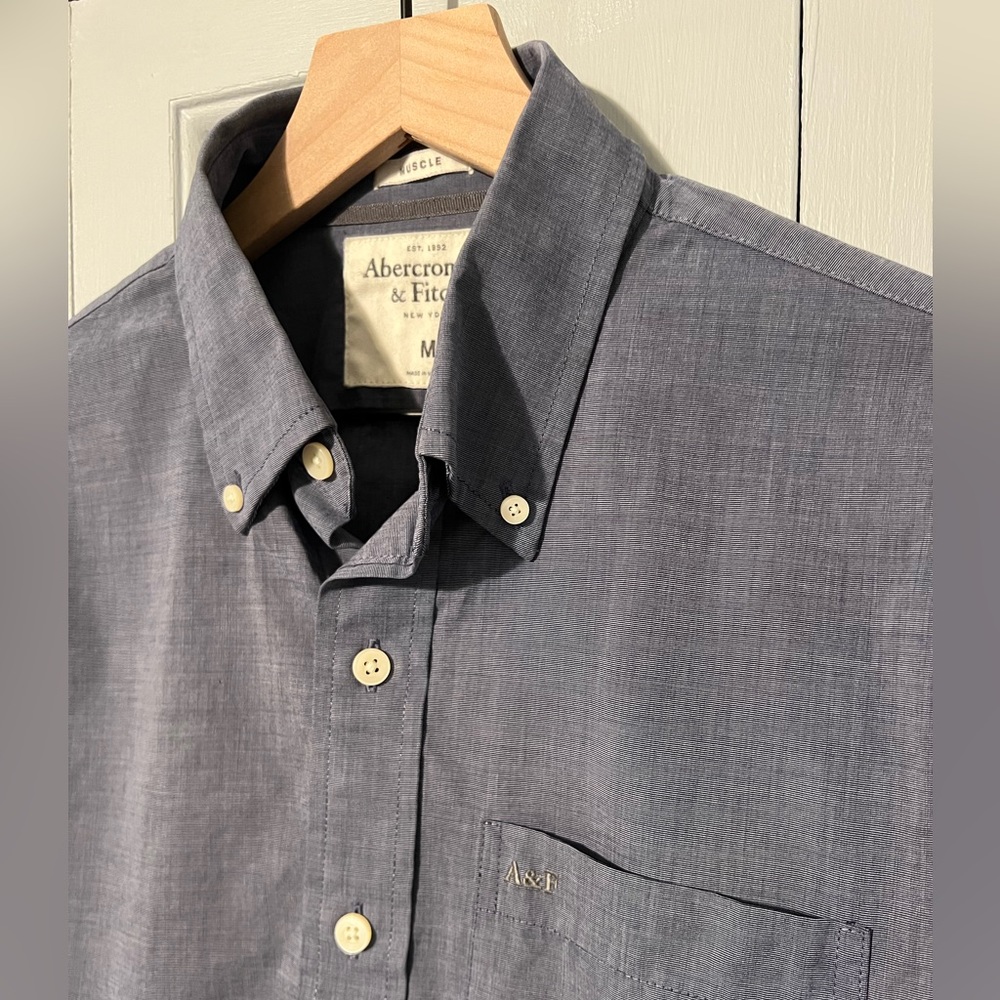 Abercrombie & Fitch Men’s Muscle Fit size Medium Casual Button-Down